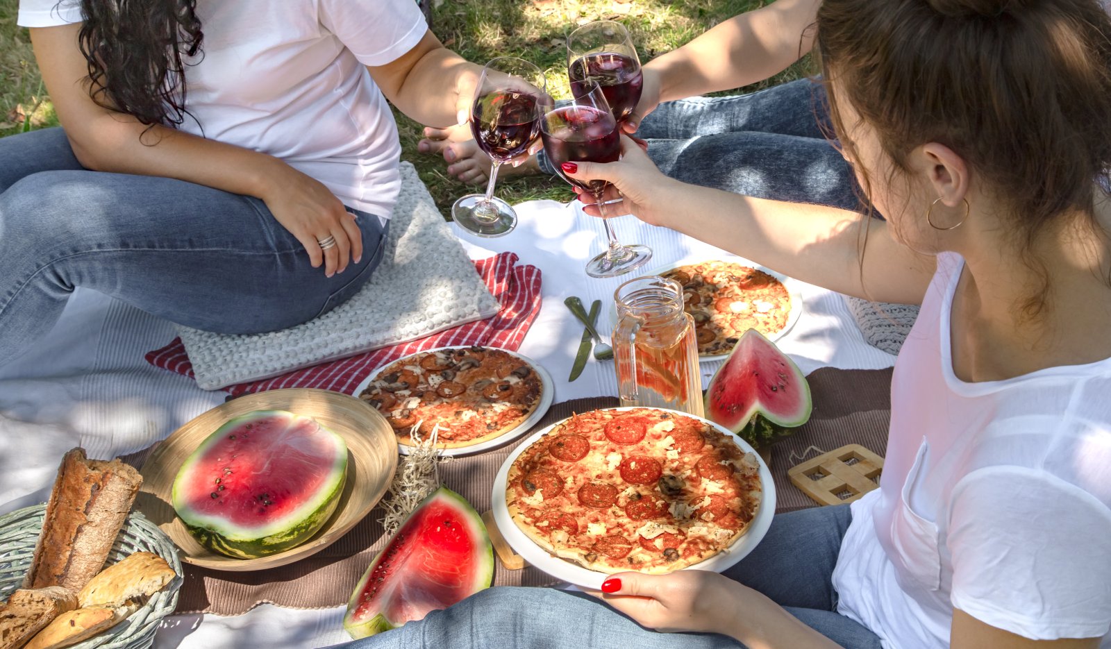 Najlepsze miejsca na piknik w Warszawie: gdzie spędzić czas na świeżym powietrzu? 7 picninc