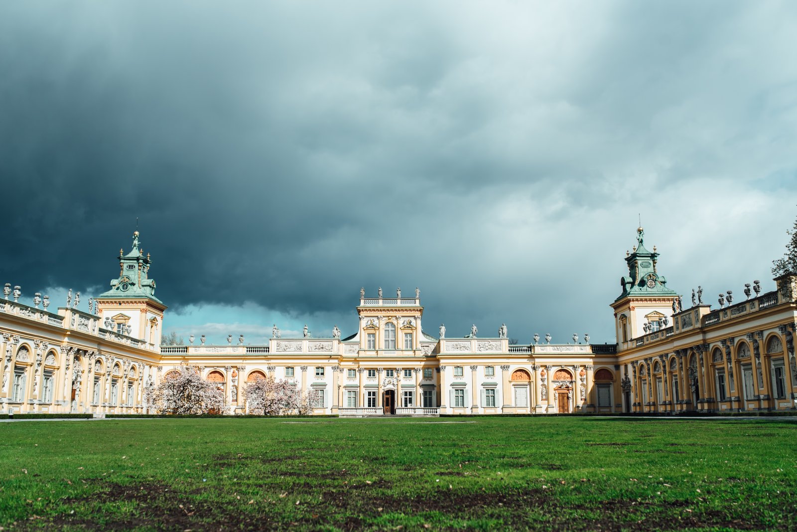 Jak zwiedzać Warszawę w 3 dni? – praktyczny przewodnik po stolicy 3 old antique palace wilanow in warsaw 2023 11 27 04 51 36 utc